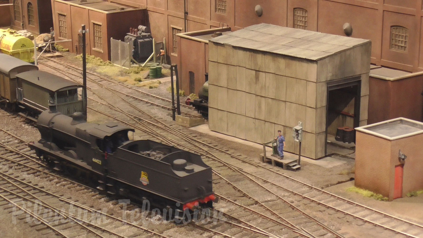 Industrial scene with coal tippler - Model Railway Layout “Central Works” - Luton Model Railway Club