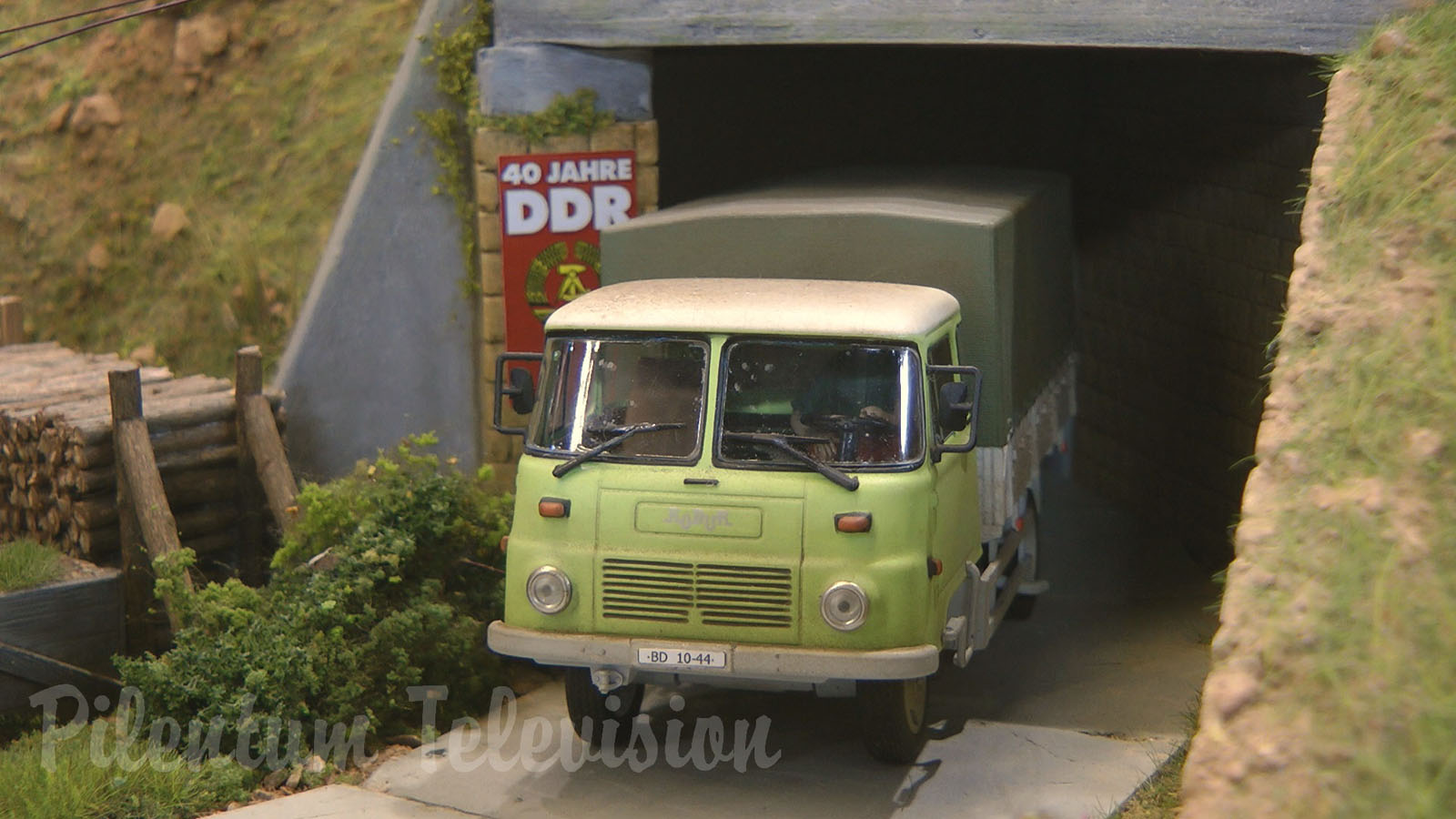 Industrial railroad of a former paper factory in East Germany - French model railroad diorama