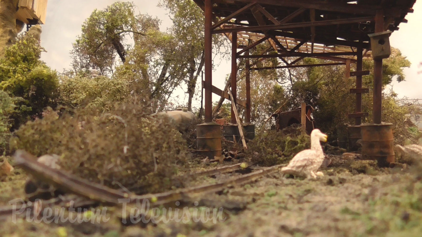 Perfect Weathering: Scrapyard Model Railroad Layout by Samuel de Zutter in 1/32 scale