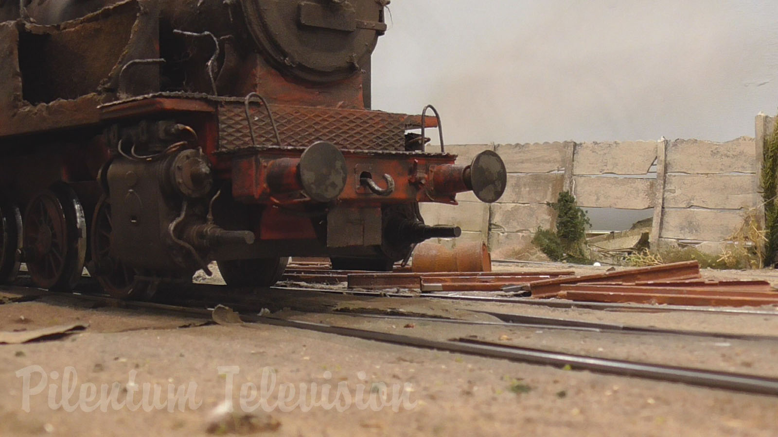 Perfect Weathering: Scrapyard Model Railroad Layout by Samuel de Zutter in 1/32 scale