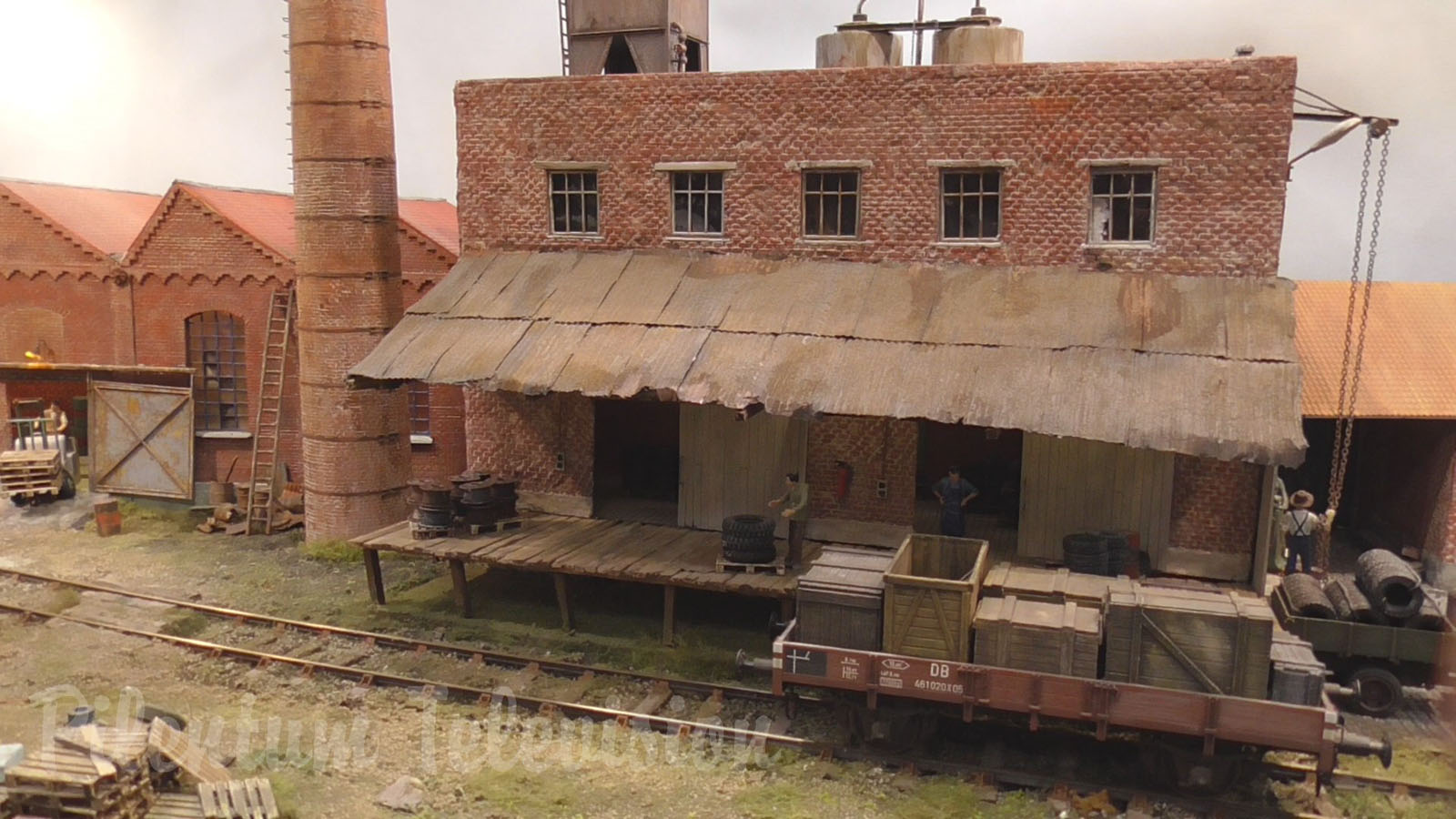 Perfect Weathering: Scrapyard Model Railroad Layout by Samuel de Zutter in 1/32 scale