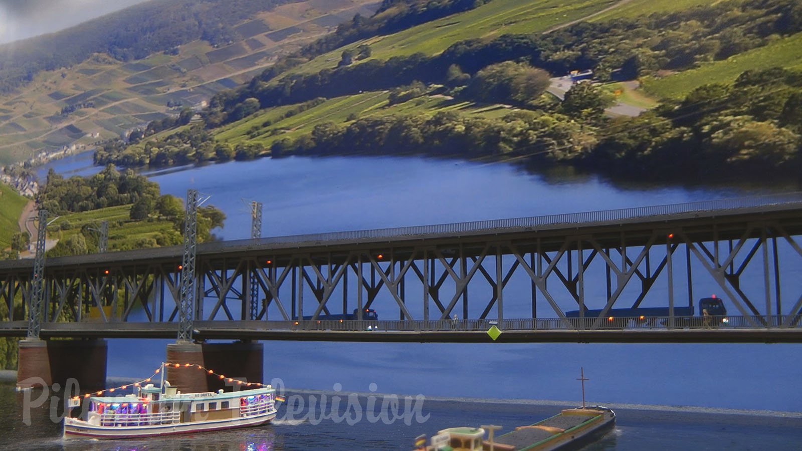 Superb Model Railroad Diorama: Double deck road and rail bridge for model trains in Z scale