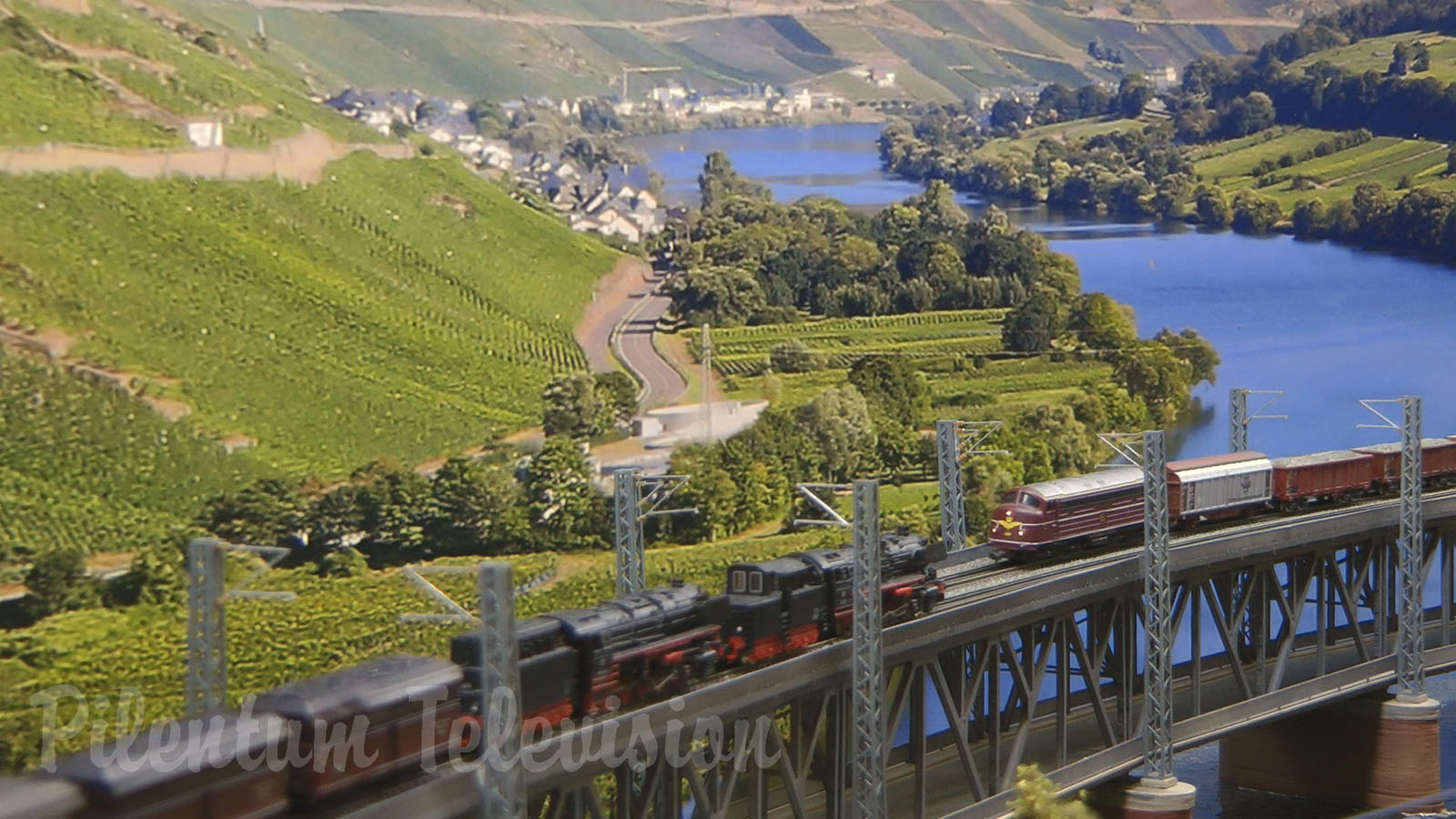 Superb Model Railroad Diorama: Double deck road and rail bridge for model trains in Z scale