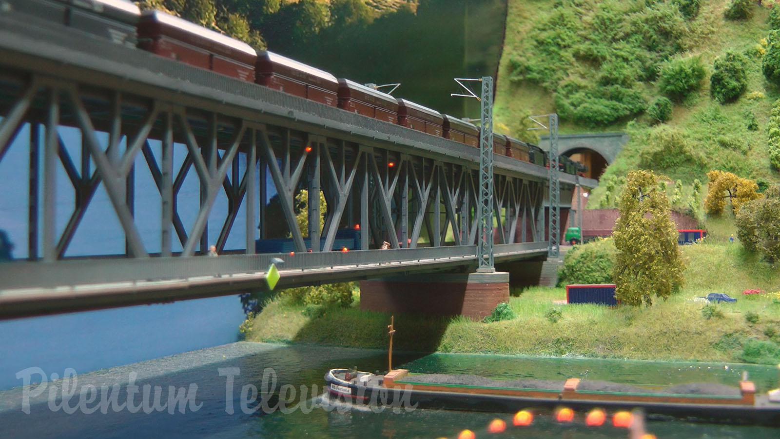 Superb Model Railroad Diorama: Double deck road and rail bridge for model trains in Z scale