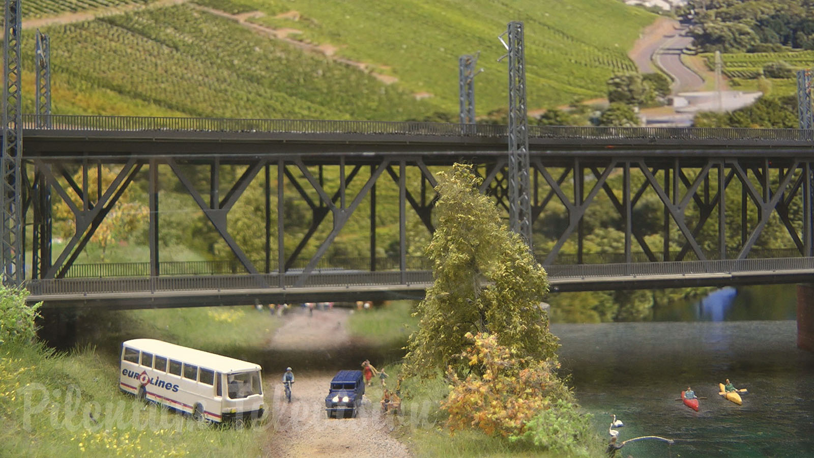 Superb Model Railroad Diorama: Double deck road and rail bridge for model trains in Z scale