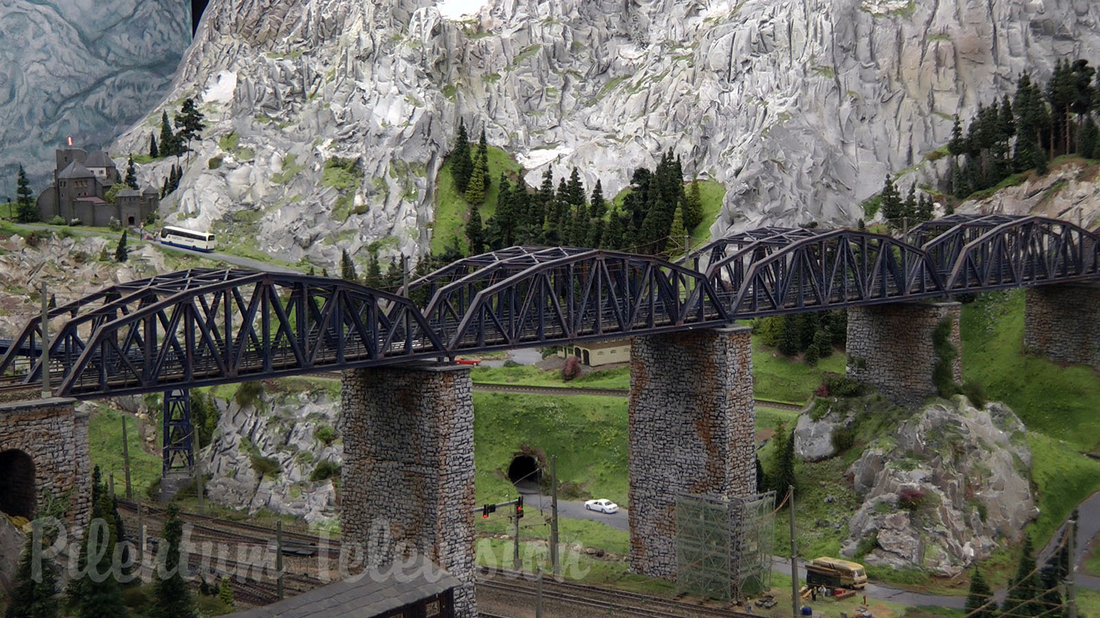 Model Railroading in Austria: Discover the beauty of the alpine landscape on a model train