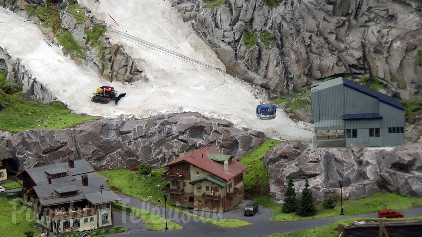 Model Railroading in Austria: Discover the beauty of the alpine landscape on a model train