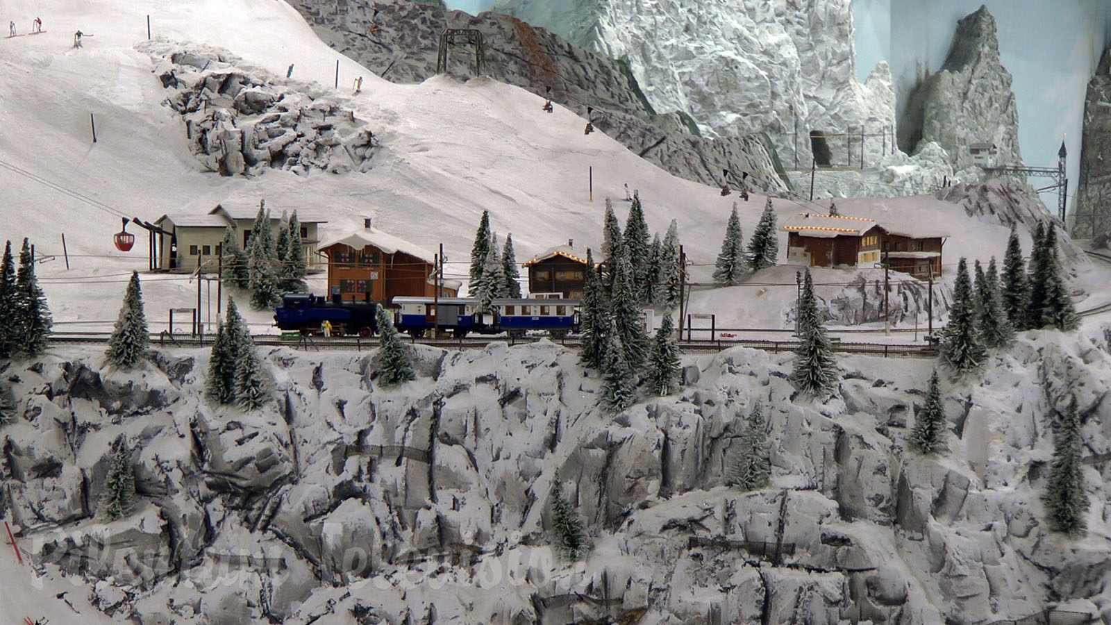 Model Railroading in Austria: Discover the beauty of the alpine landscape on a model train