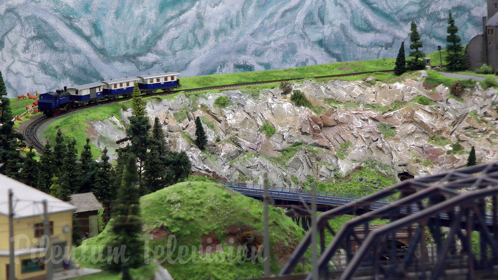 Model Railroading in Austria: Discover the beauty of the alpine landscape on a model train