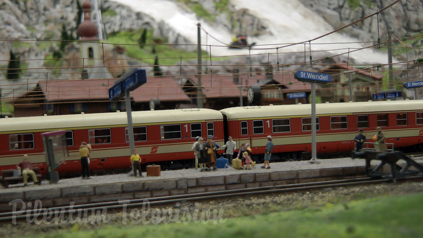 Model Railroading in Austria: Discover the beauty of the alpine landscape on a model train