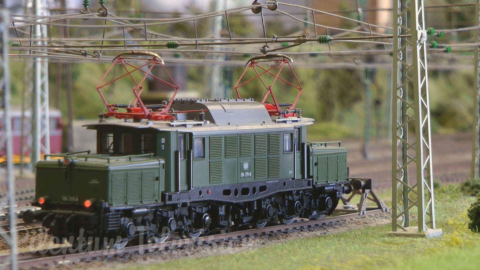 Professional Rail Transport Modeling with Push-Pull Trains and Helper Locomotives in HO Scale