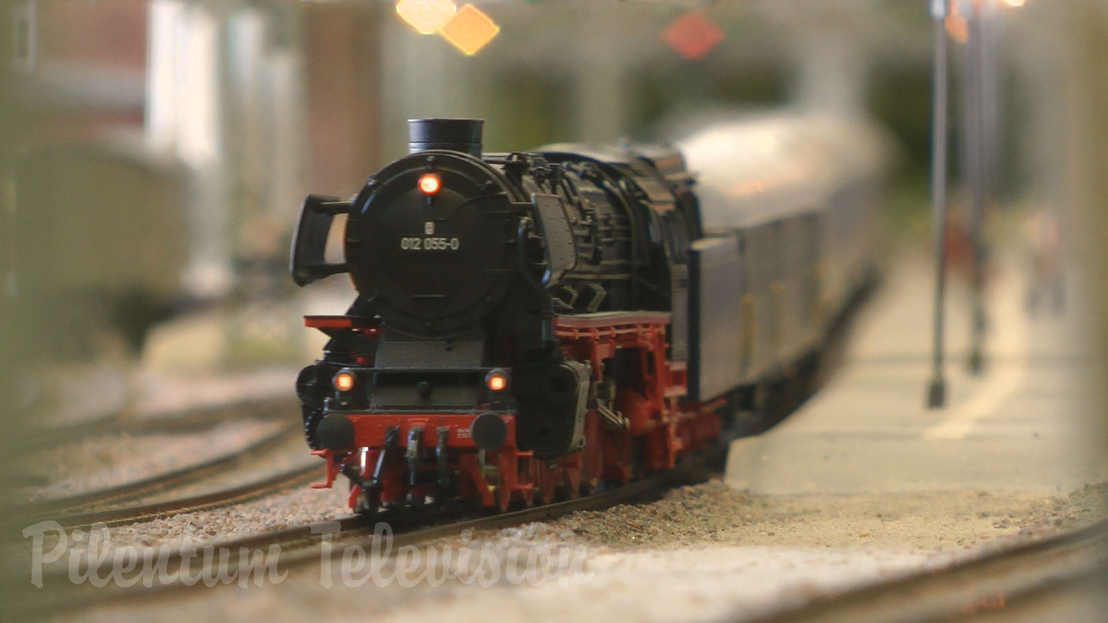 Professional Rail Transport Modeling with Push-Pull Trains and Helper Locomotives in HO Scale