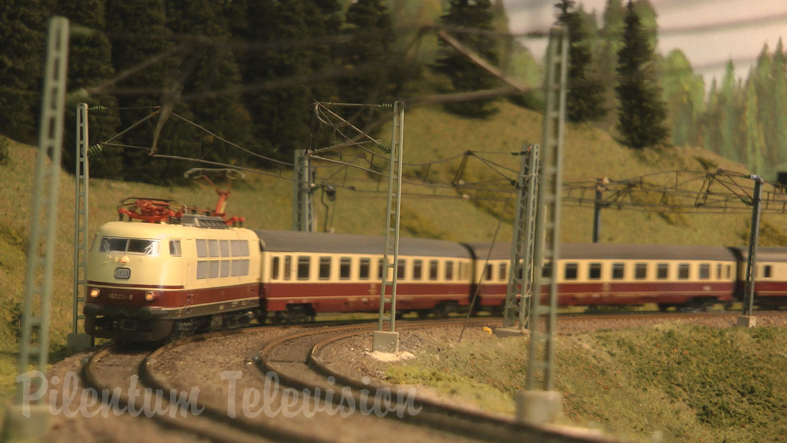 Professional Rail Transport Modeling with Push-Pull Trains and Helper Locomotives in HO Scale