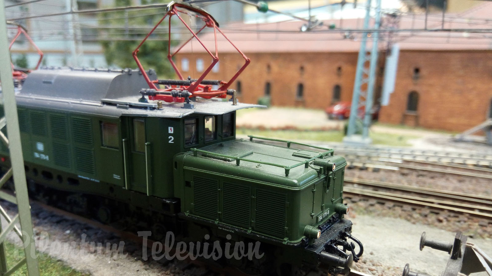 Professional Rail Transport Modeling with Push-Pull Trains and Helper Locomotives in HO Scale