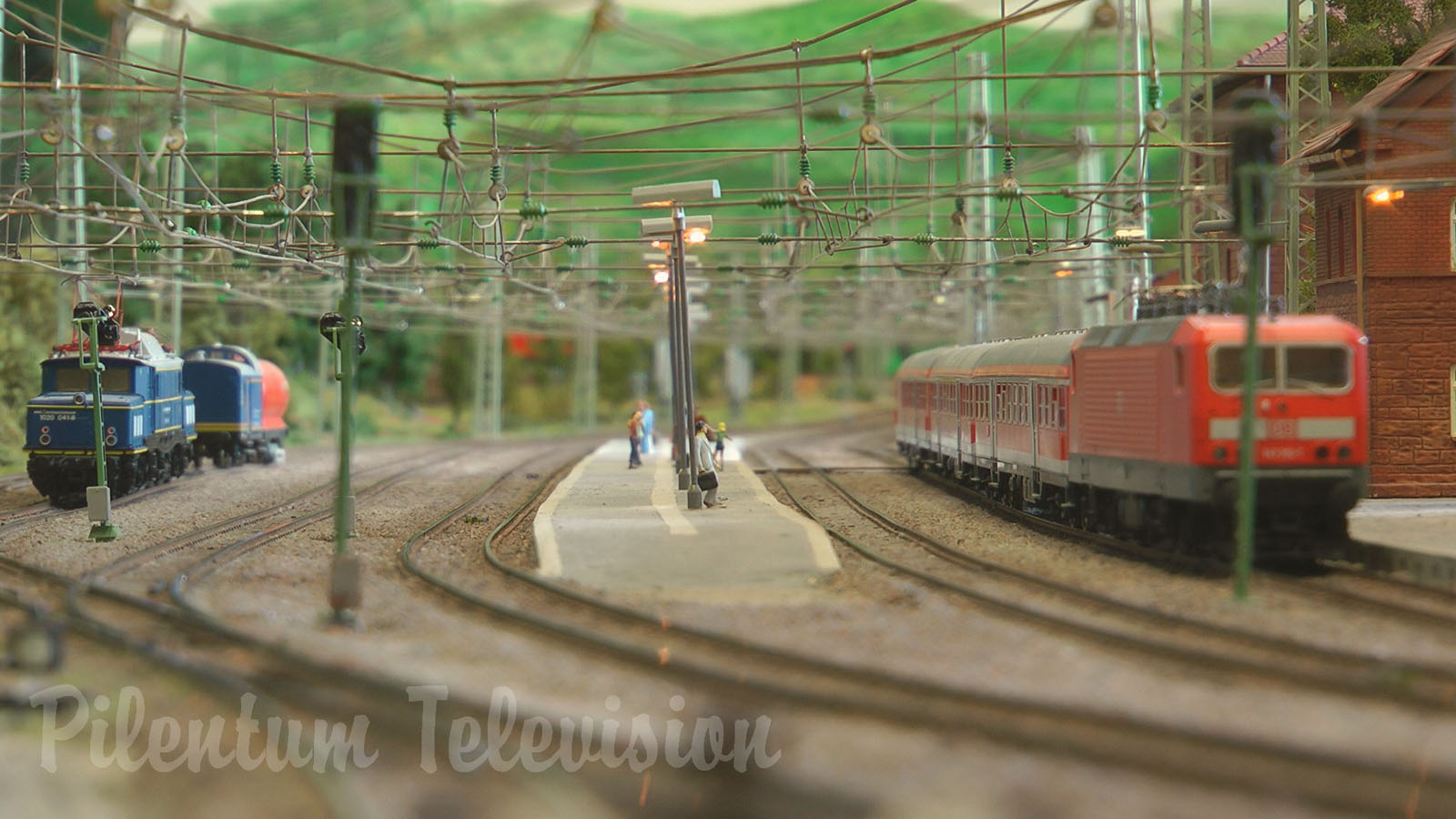 Professional Rail Transport Modeling with Push-Pull Trains and Helper Locomotives in HO Scale