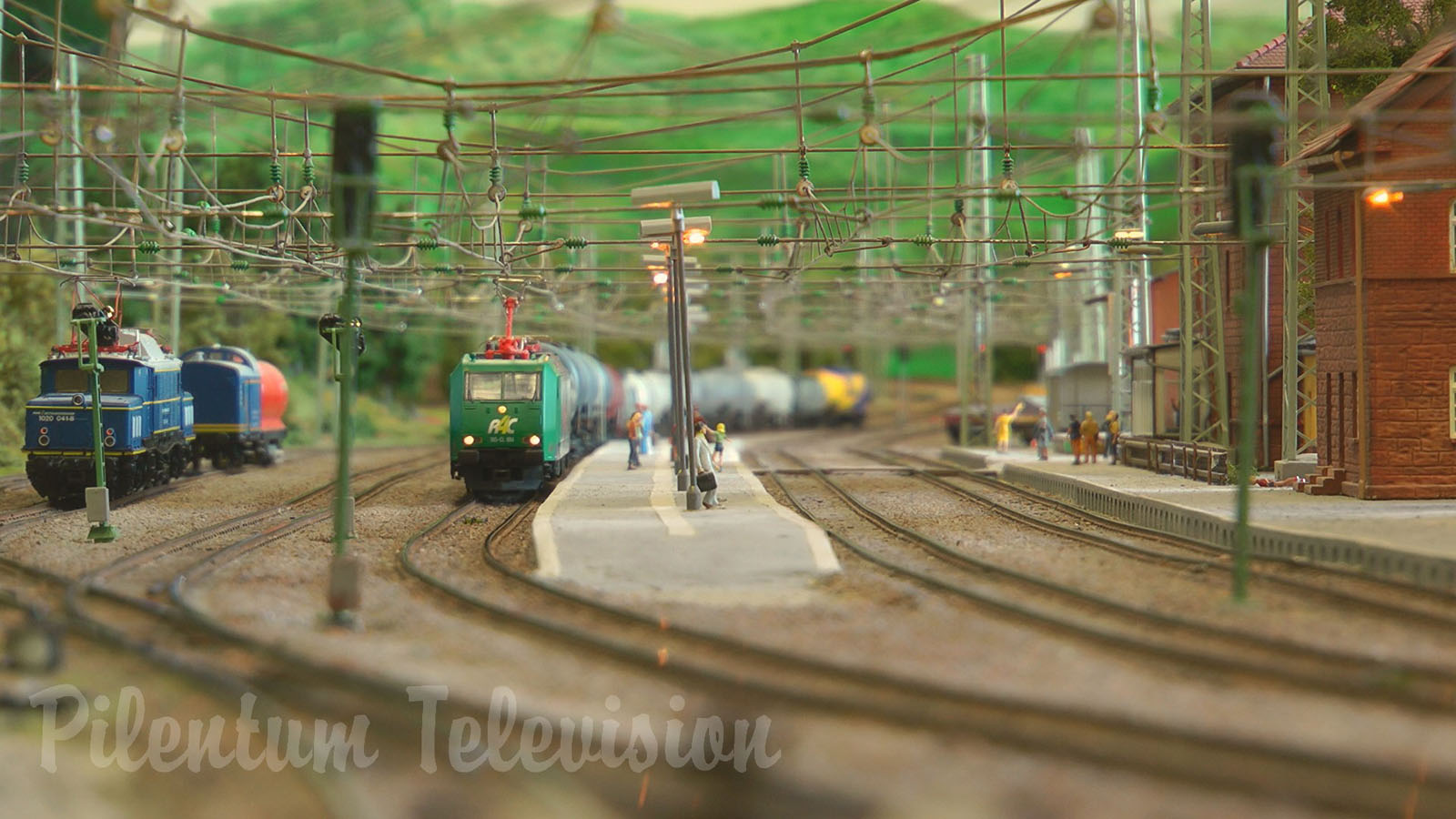 Professional Rail Transport Modeling with Push-Pull Trains and Helper Locomotives in HO Scale