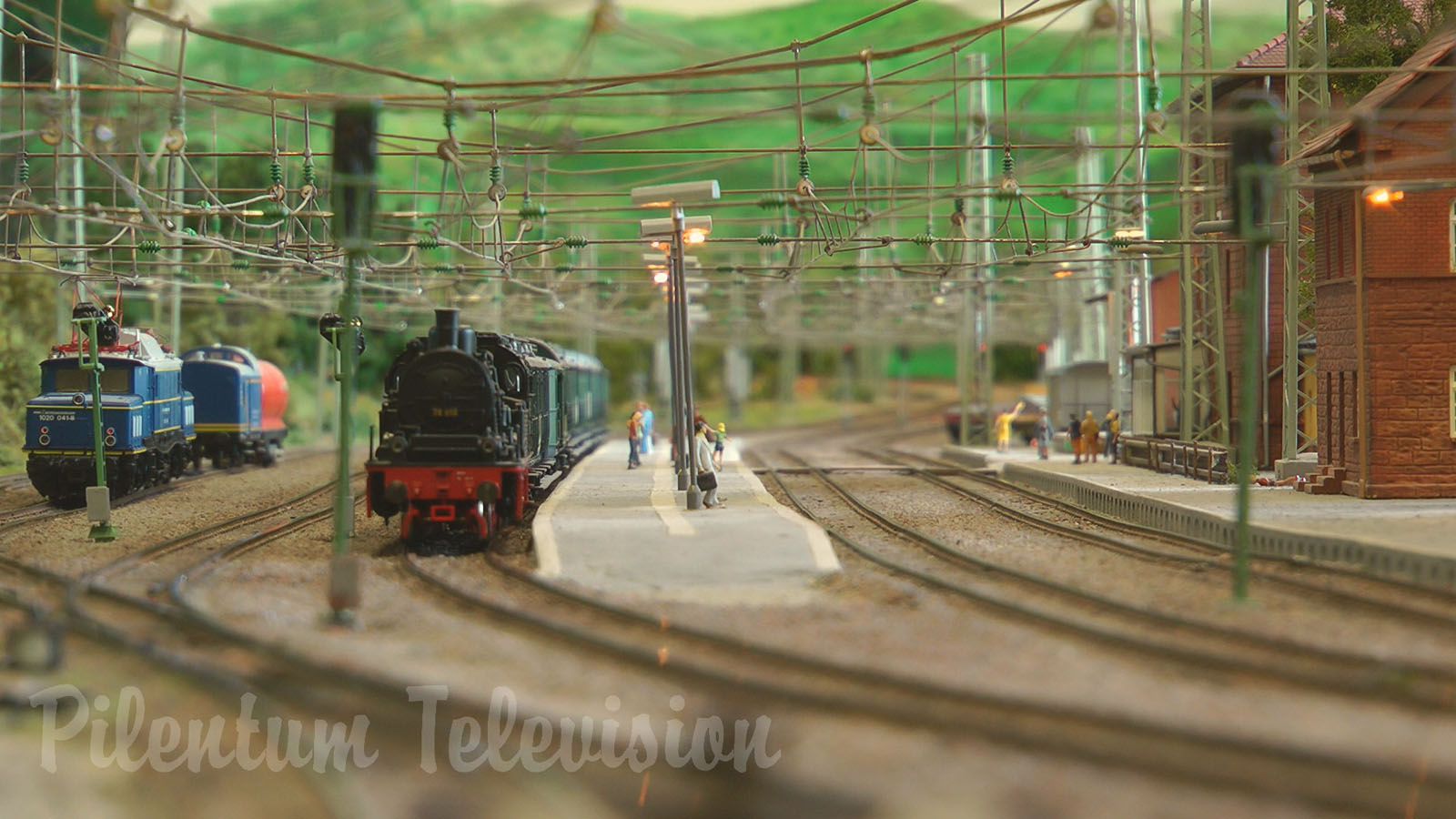 Professional Rail Transport Modeling with Push-Pull Trains and Helper Locomotives in HO Scale