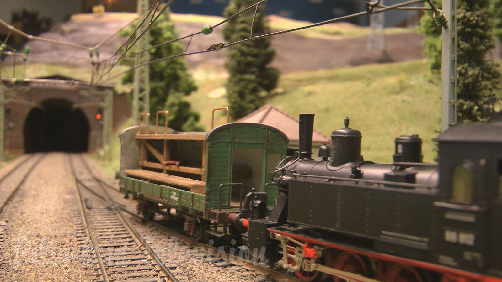 Professional Rail Transport Modeling with Push-Pull Trains and Helper Locomotives in HO Scale