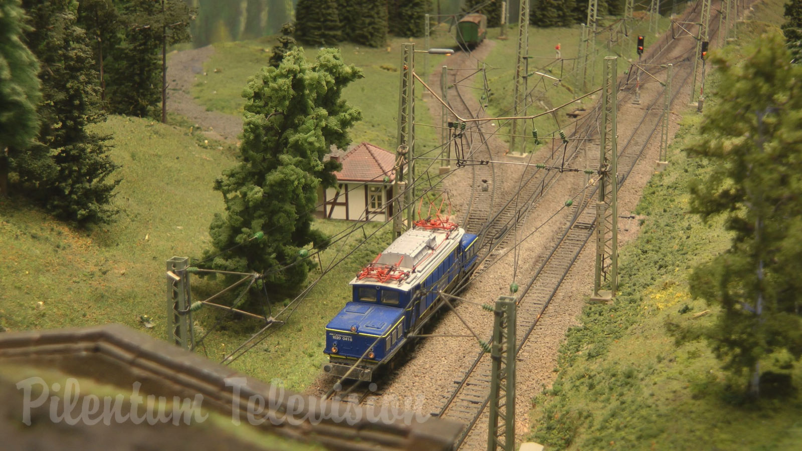 Professional Rail Transport Modeling with Push-Pull Trains and Helper Locomotives in HO Scale