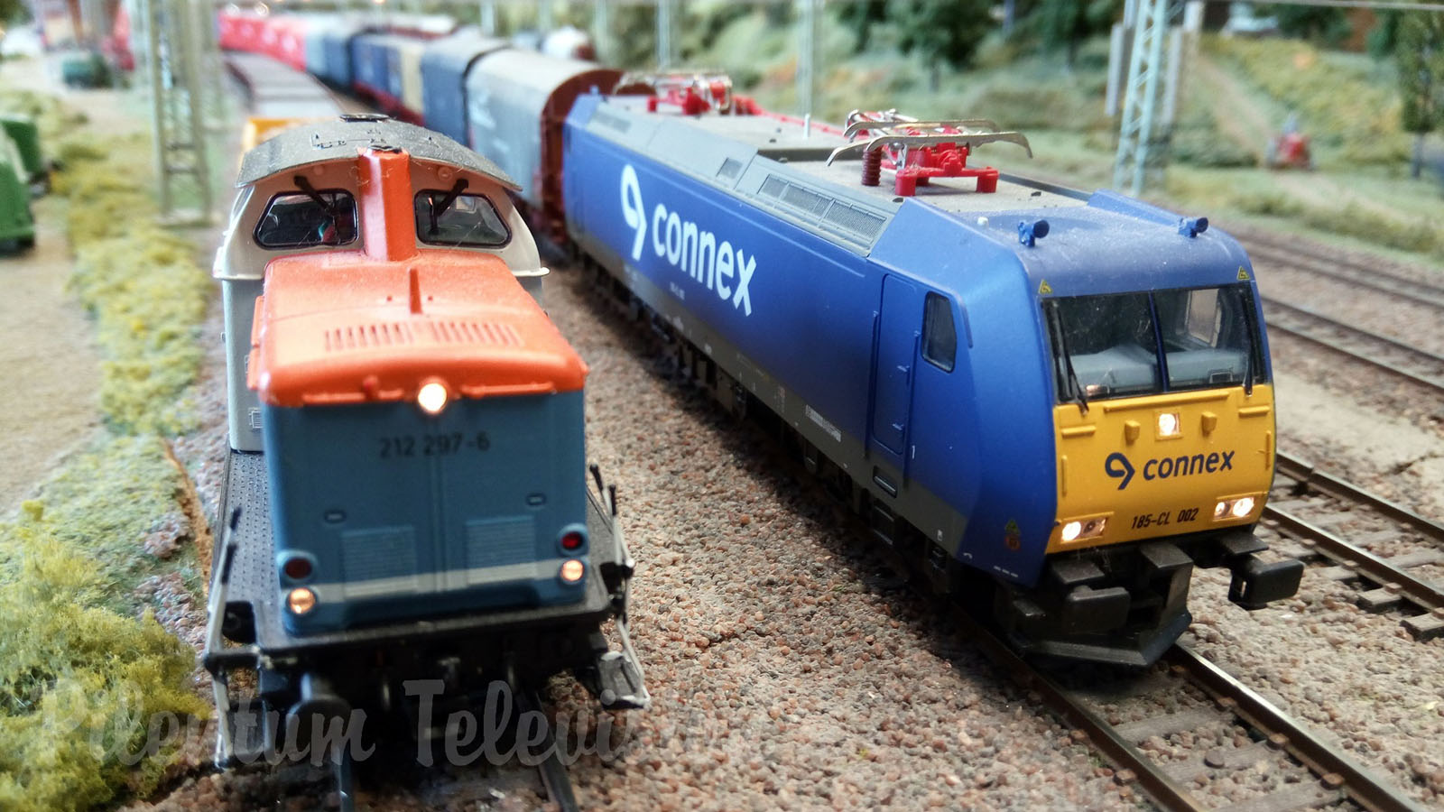 Professional Rail Transport Modeling with Push-Pull Trains and Helper Locomotives in HO Scale