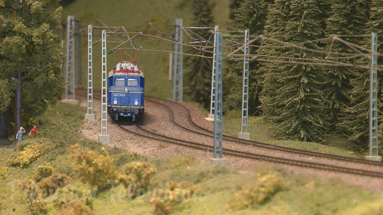 Professional Rail Transport Modeling with Push-Pull Trains and Helper Locomotives in HO Scale