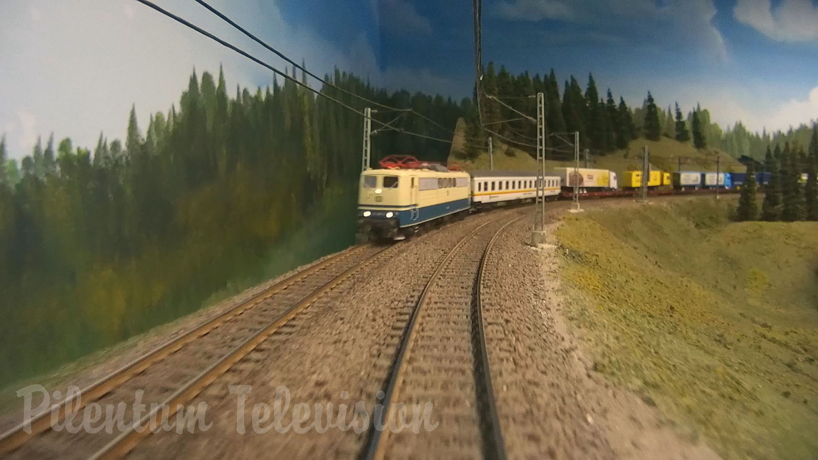 Professional Rail Transport Modeling with Push-Pull Trains and Helper Locomotives in HO Scale