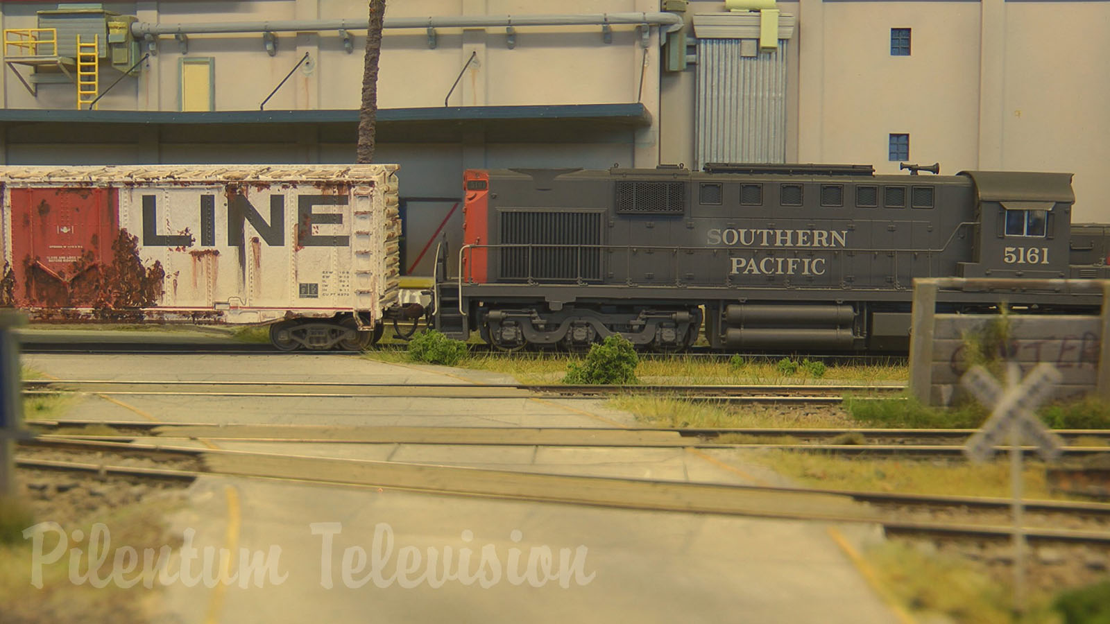 Rail Transport Modeling in Front of the “Arizona Cold Storage Warehouse”: Industry Switching Layout in HO Scale