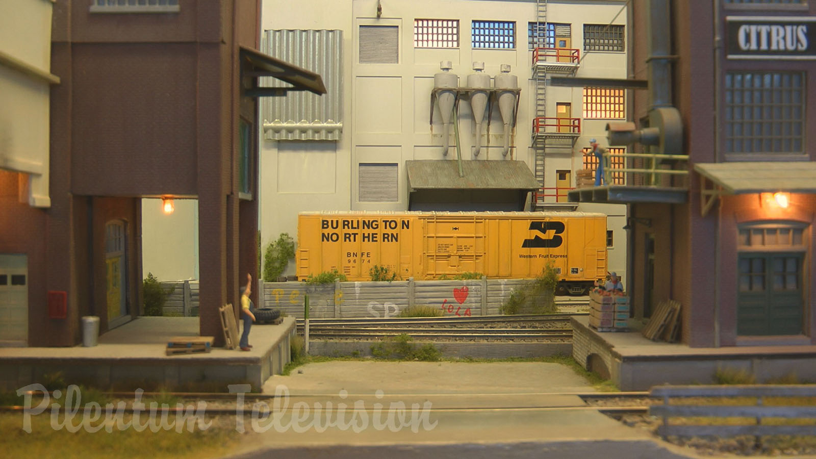 Rail Transport Modeling in Front of the “Arizona Cold Storage Warehouse”: Industry Switching Layout in HO Scale