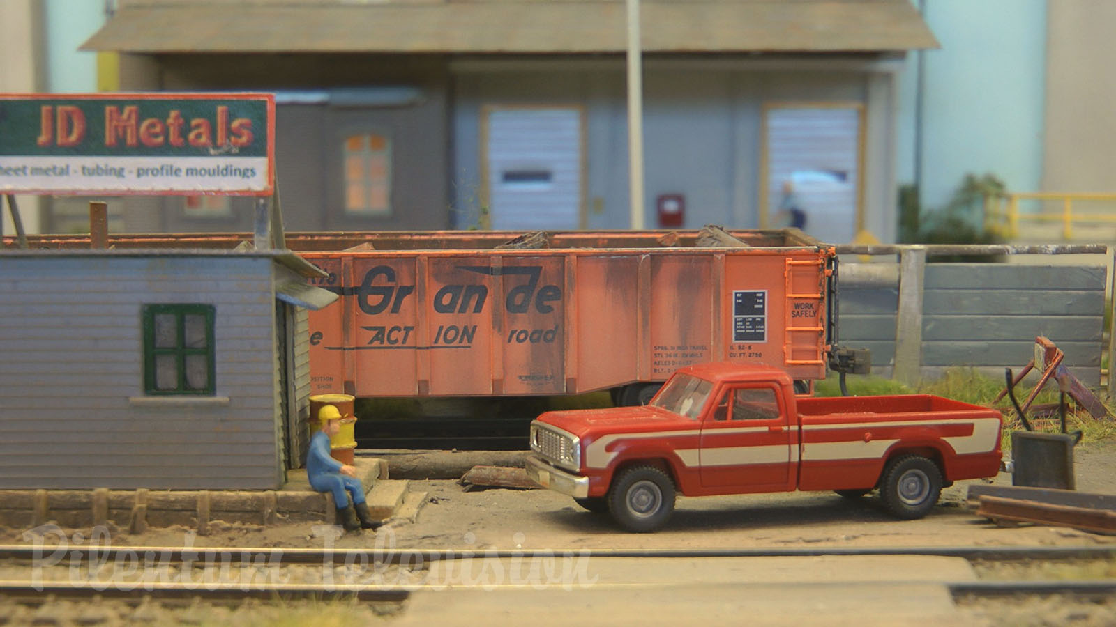 Rail Transport Modeling in Front of the “Arizona Cold Storage Warehouse”: Industry Switching Layout in HO Scale