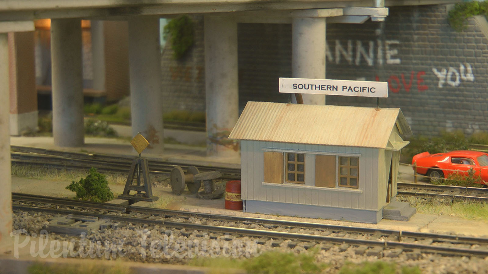 Rail Transport Modeling in Front of the “Arizona Cold Storage Warehouse”: Industry Switching Layout in HO Scale