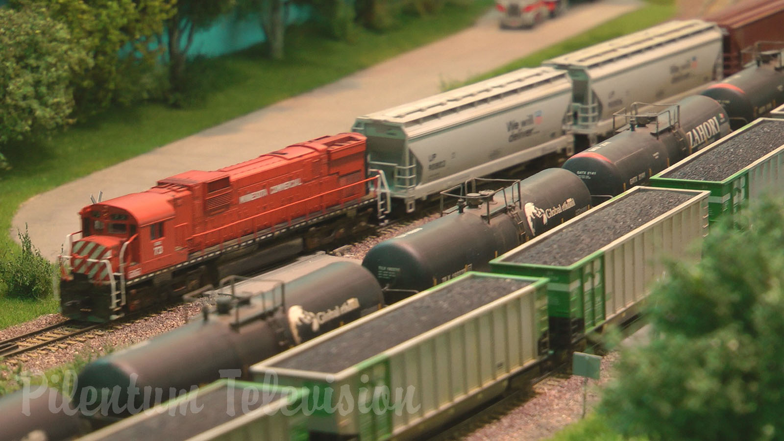 Long Train Running: Spotting Red Caboose, Atlas, Kato and Athearn Model Trains in N Scale