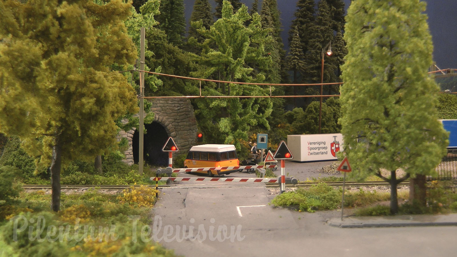 Trains in Switzerland: Model Railroad Layout by Modelspoor Vereniging Spoorgroep Zwitserland