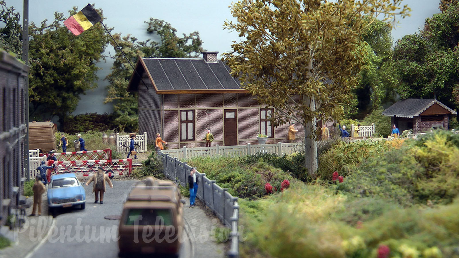Micro Model Railway Shelf Layout HO Scale »Zone Etat« by Jérémy Hanotiaux (On traXS 2024)