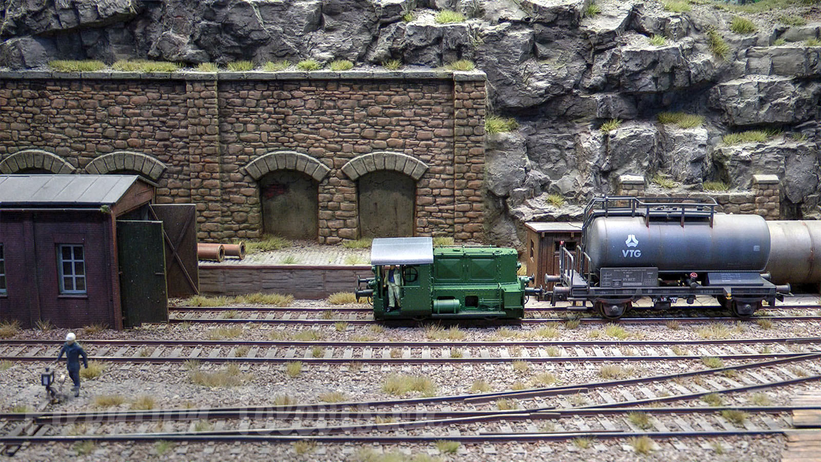 Super Micro Model Railway and Shunting Layout in HO Scale with Walthers Coaling Tower