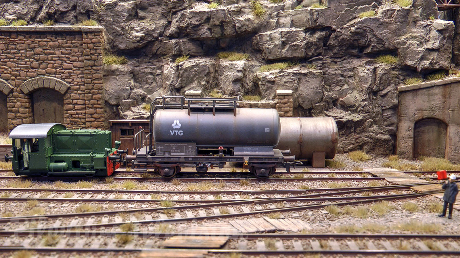 Super Micro Model Railway and Shunting Layout in HO Scale with Walthers Coaling Tower